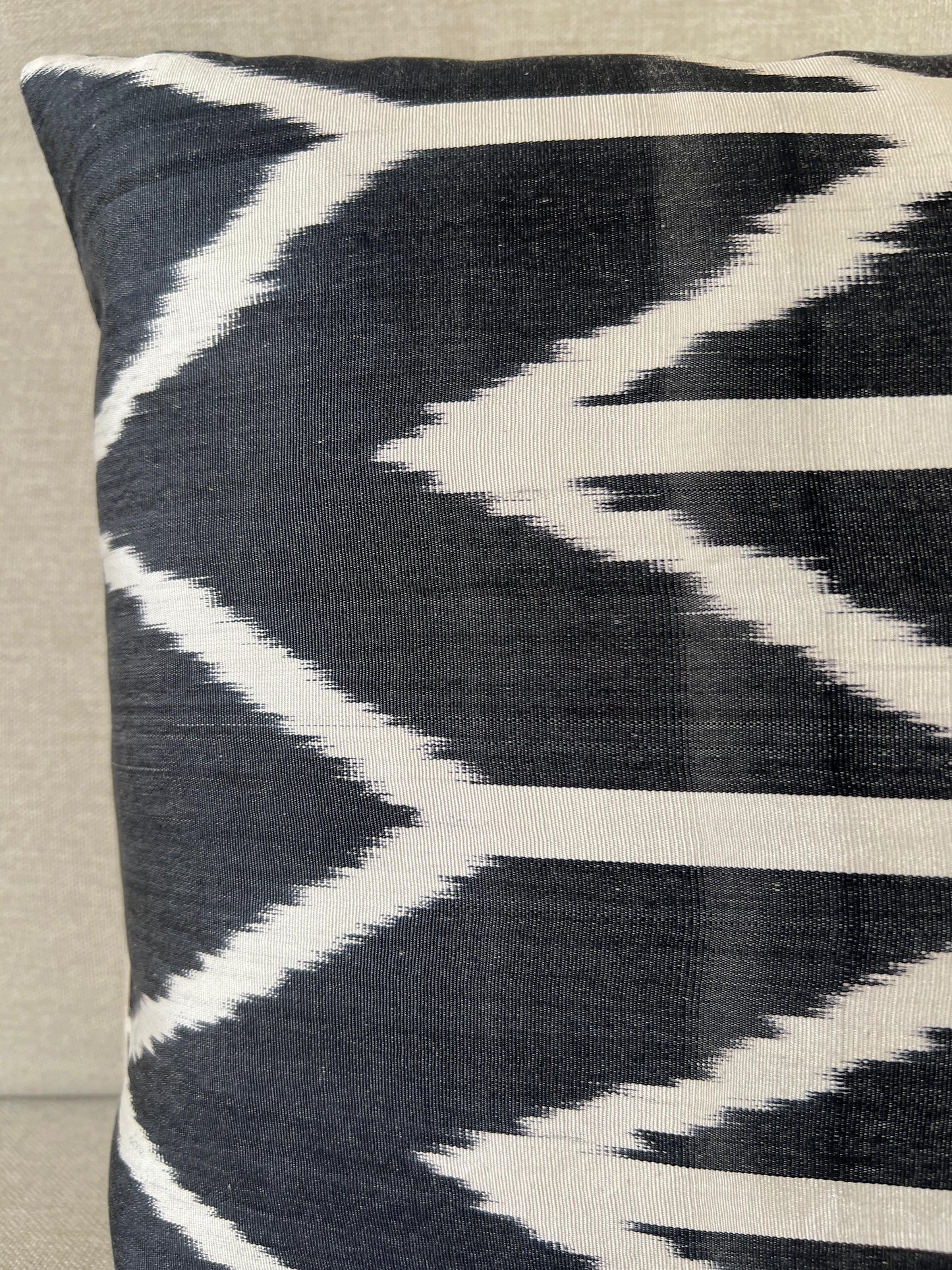Ikat Silk cushion Hand made (40x60cm)