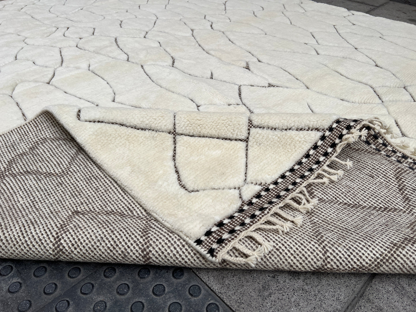 Contemporary Moroccan berber rug