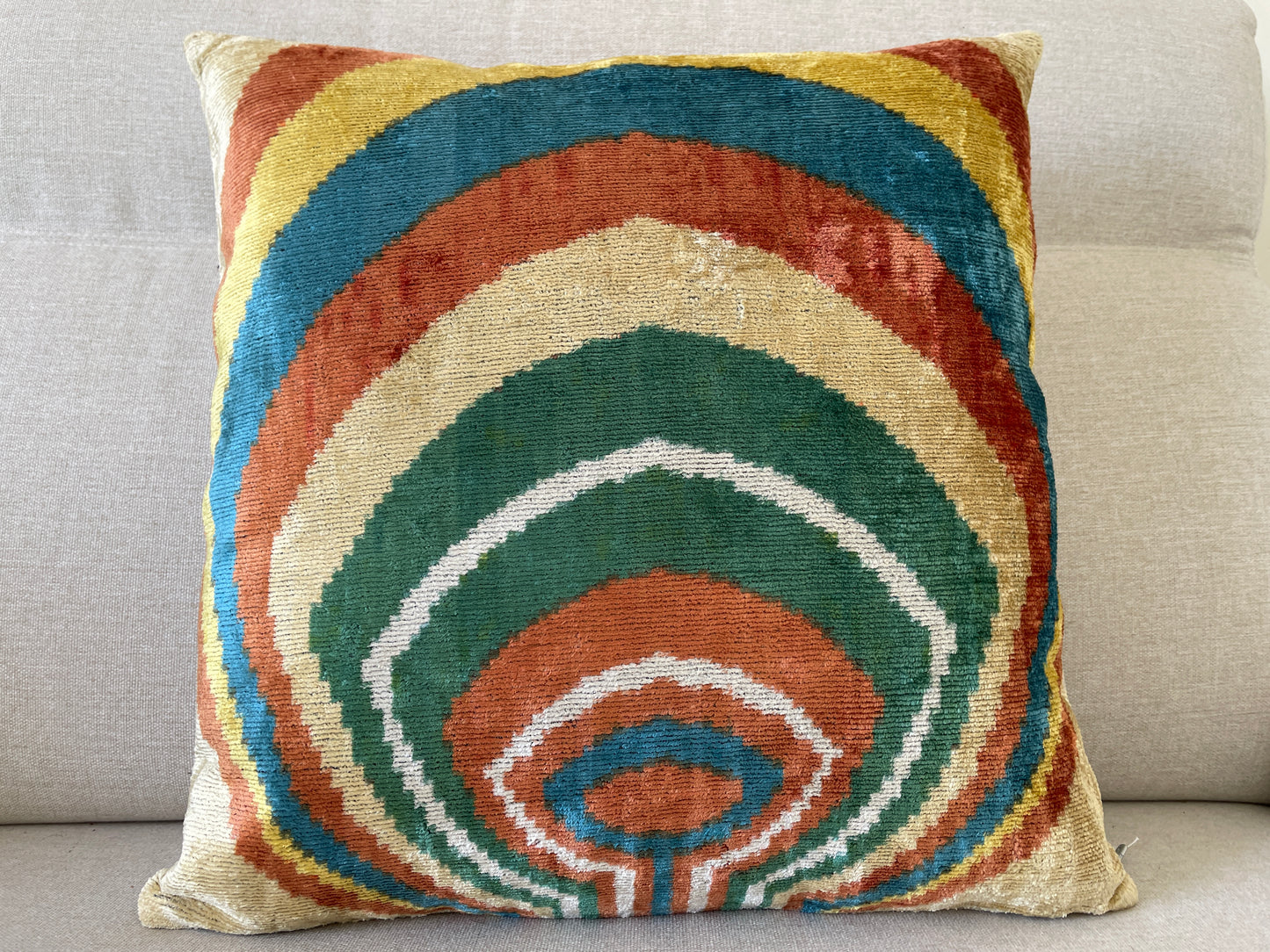 Velvet silk cushion 50x50cm.