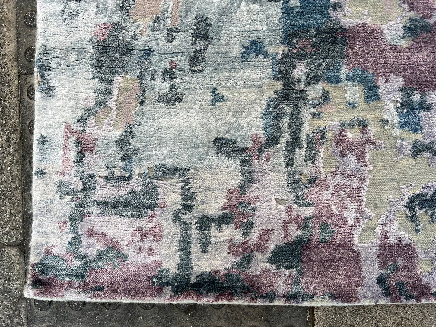 Pure Silk Contemporary Rug.