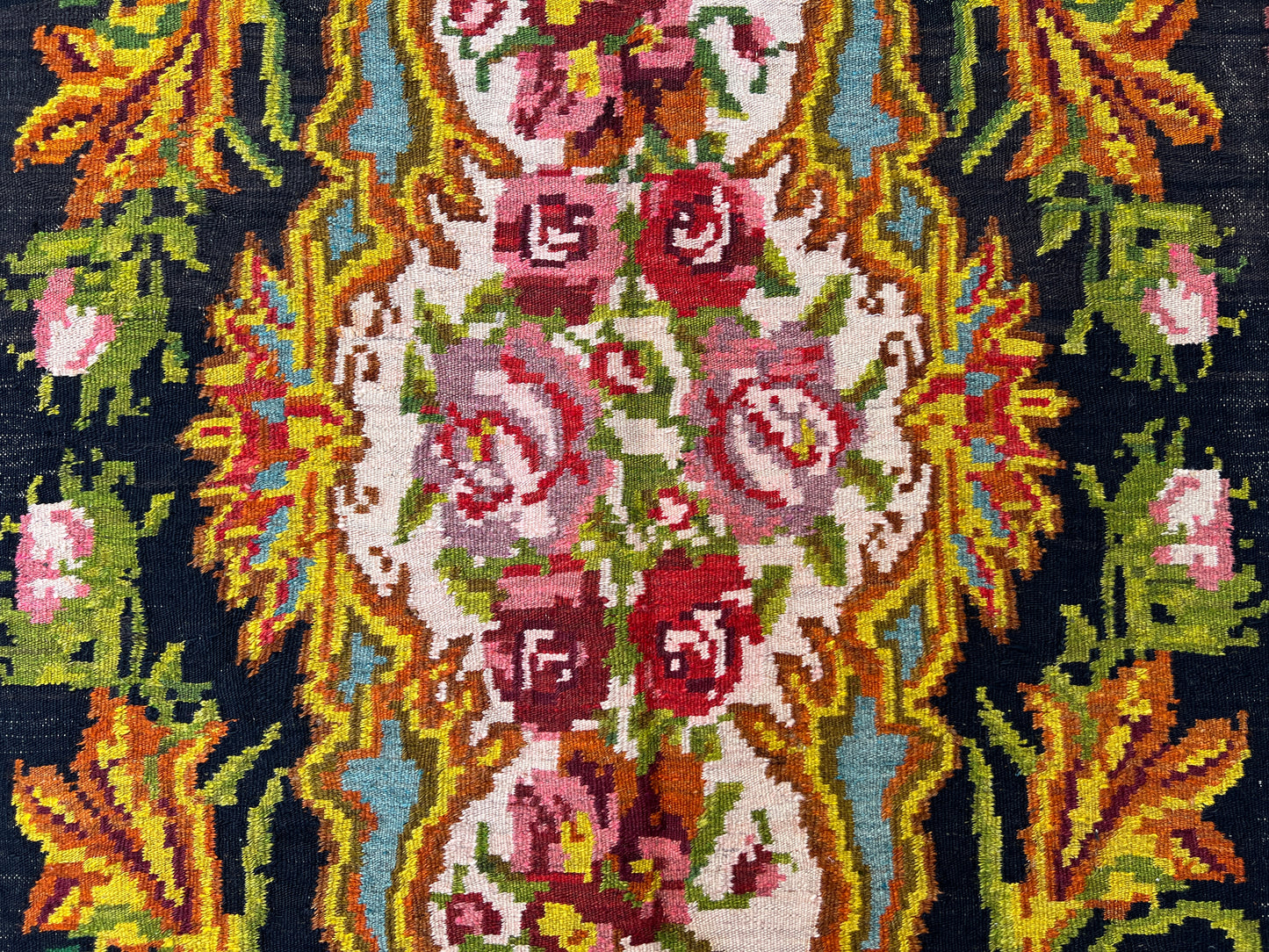 Moldovian Floral Vintage kilim (248x140cm)