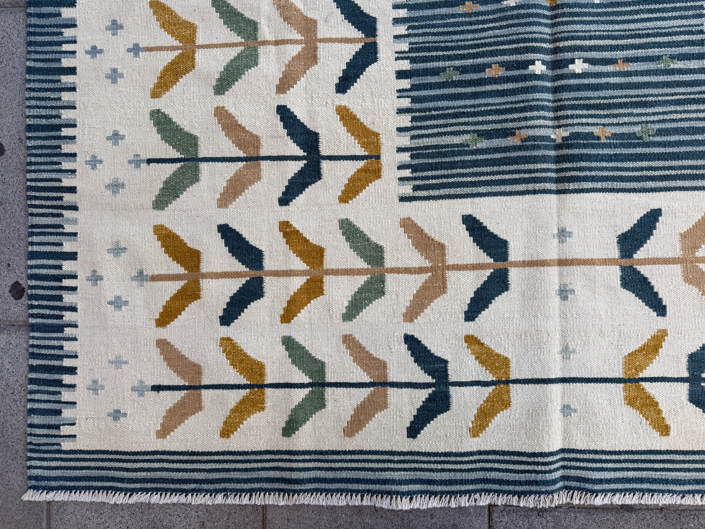 Contemporary design kilim 277x190cm