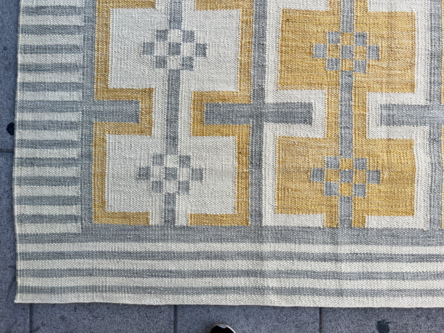 Contemporary Design kilim.