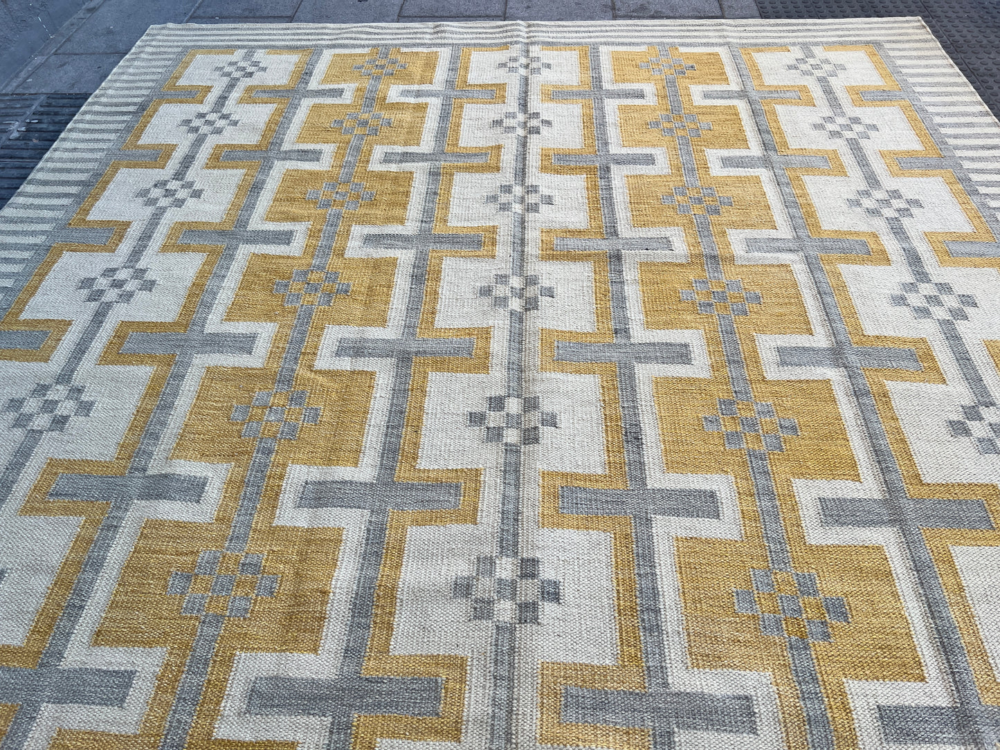 Contemporary Design kilim.