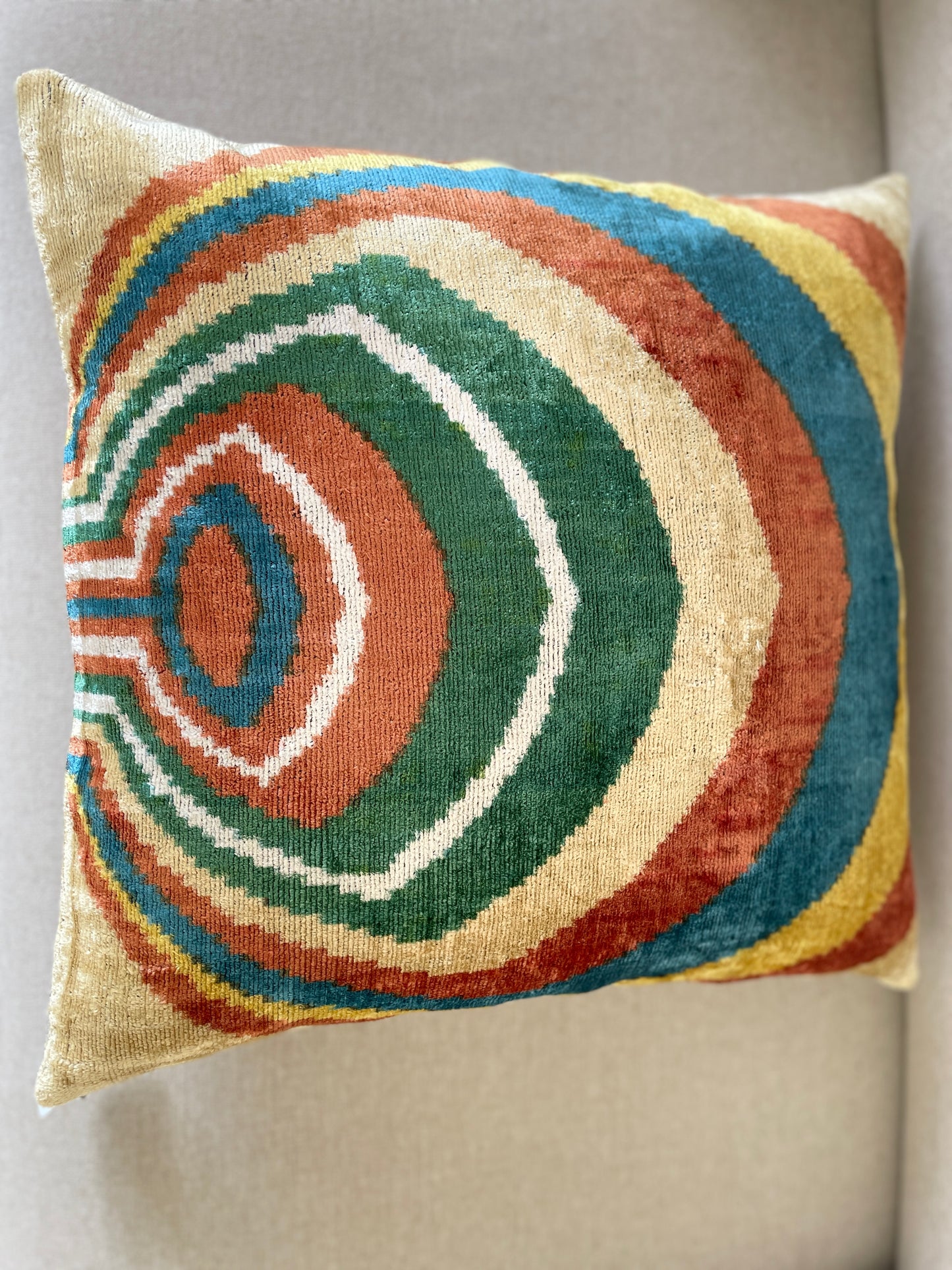 Velvet silk cushion 50x50cm.