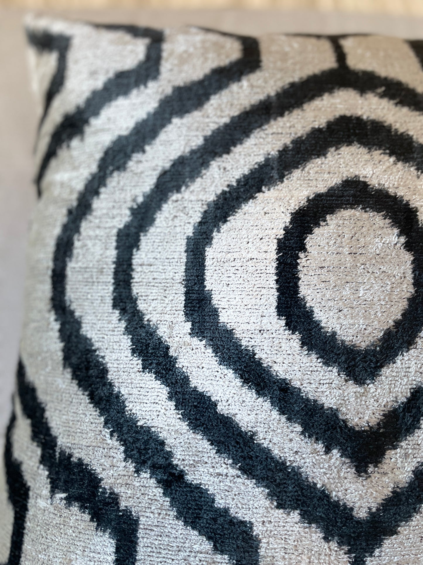 Velvet silk cushion 50x50cm.
