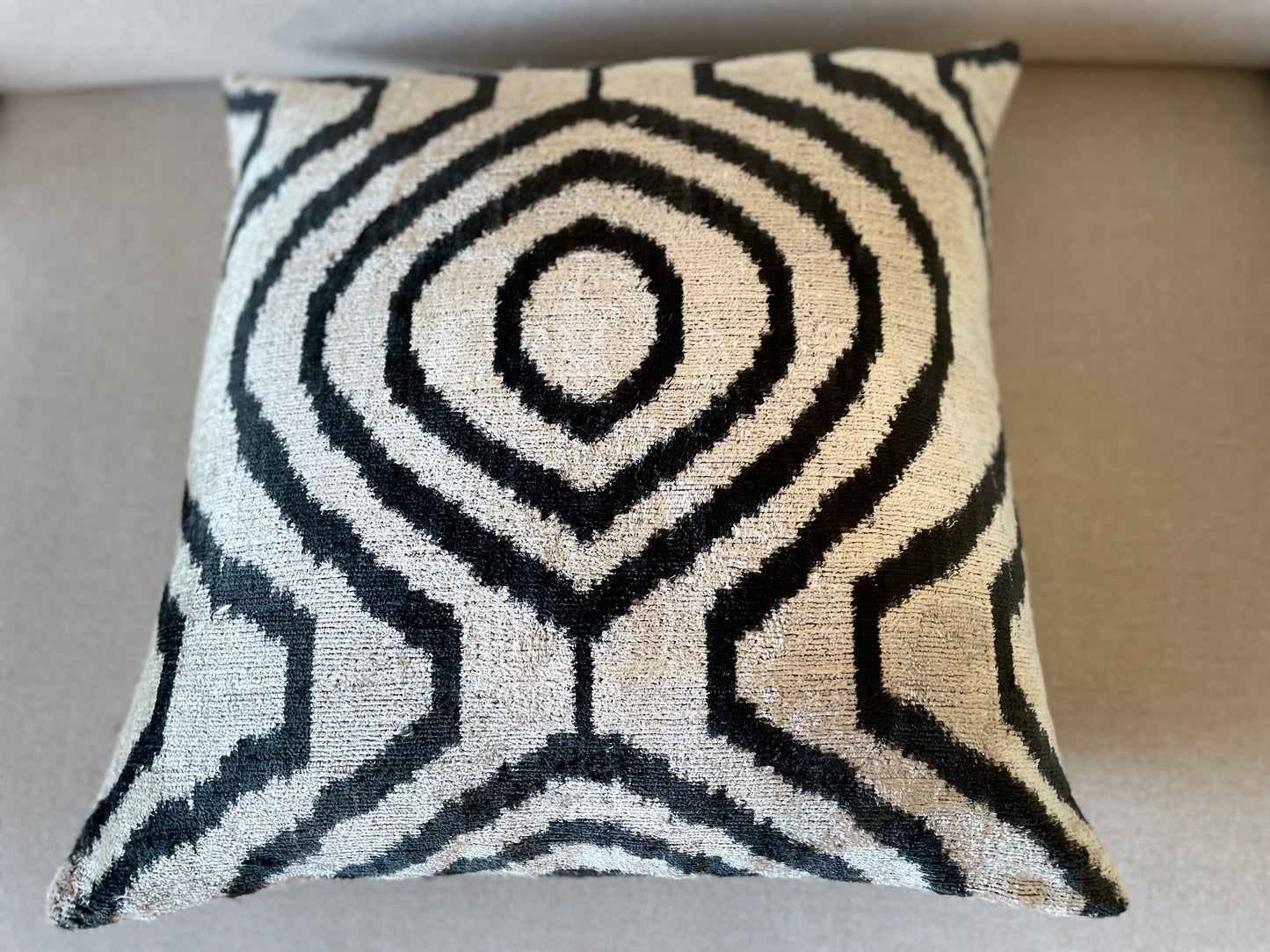 Velvet silk cushion 50x50cm.