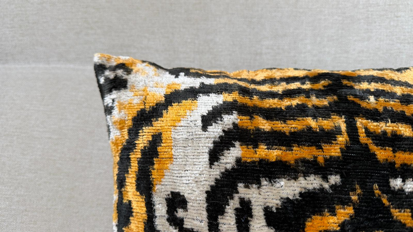 Ikat Velvet cushion 40x40cm.