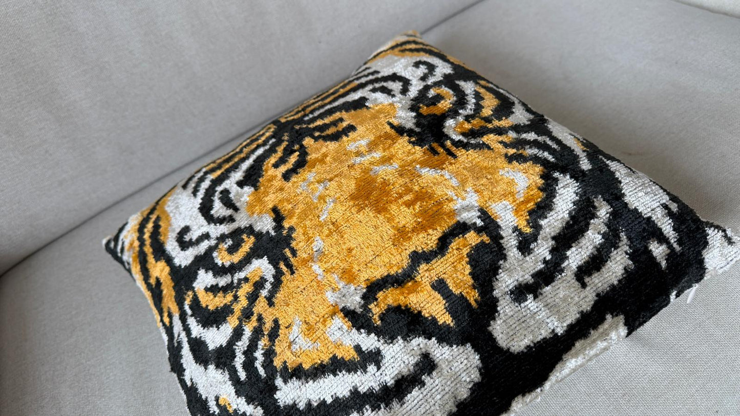 Ikat Velvet cushion 40x40cm.