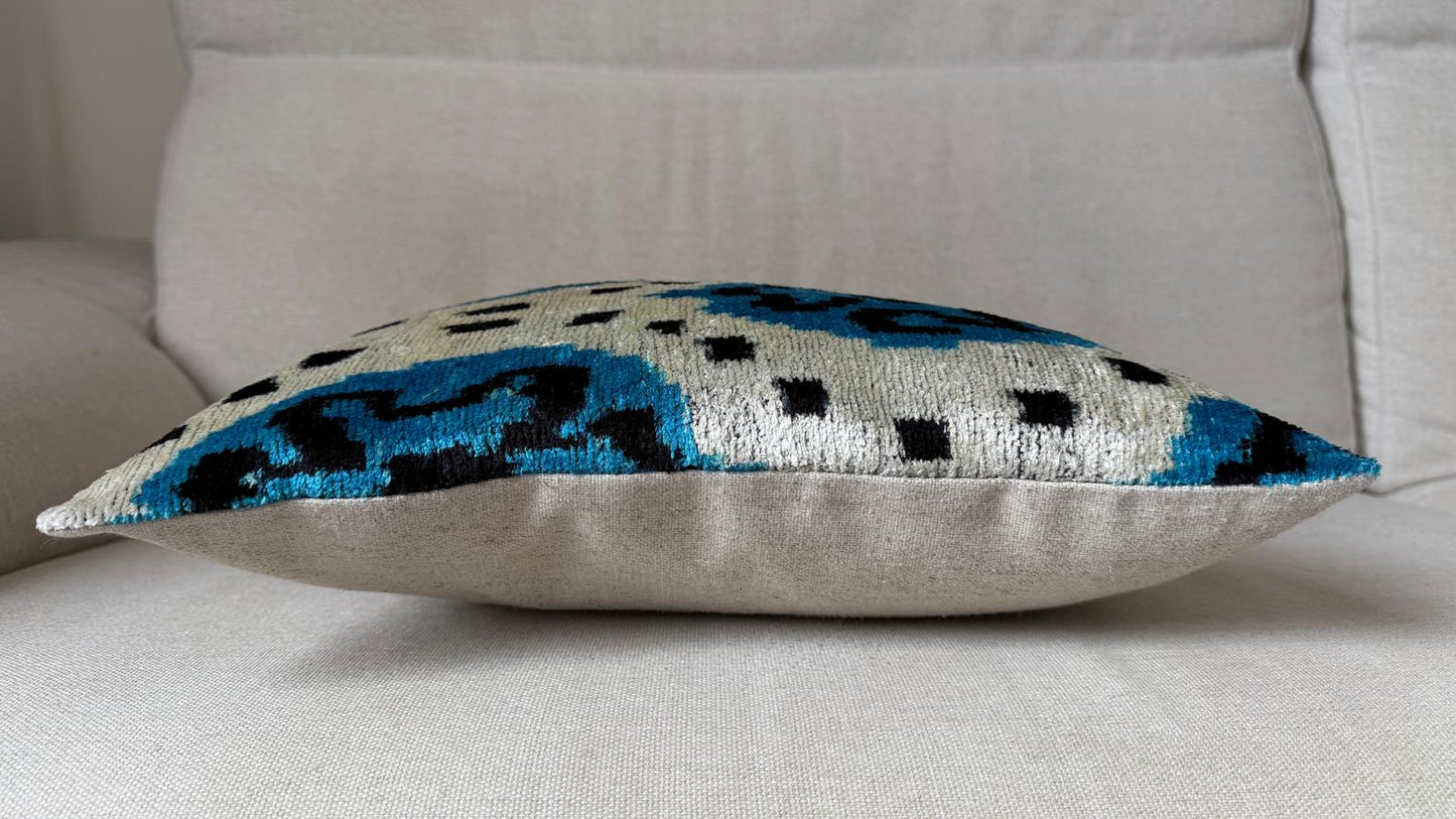 Ikat Velvet cushion 40x40cm.