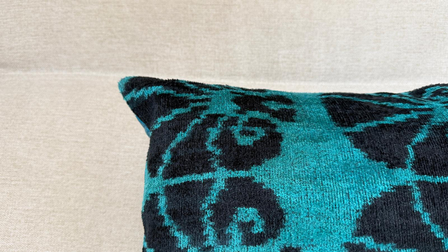 Ikat Velvet cushion 40x40cm.