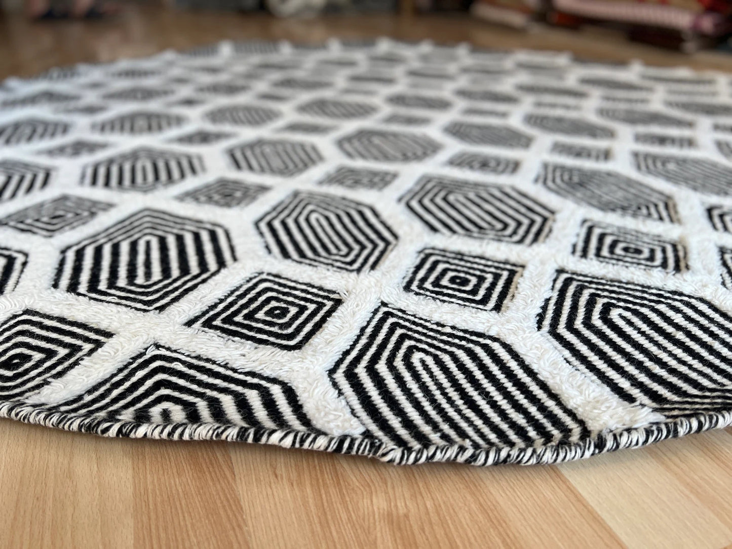 Round Vintage Sumak kilim