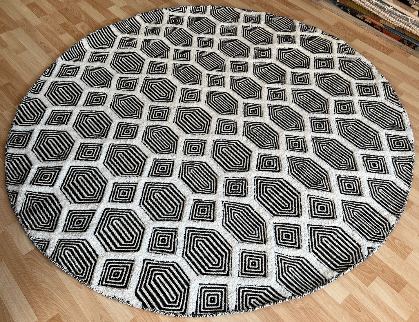 Round Vintage Sumak kilim