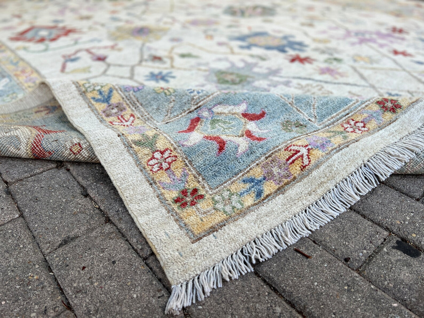 Oriental Stunning Hand knotted Rug.