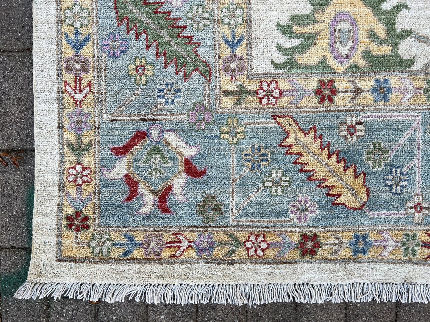Oriental Stunning Hand knotted Rug.