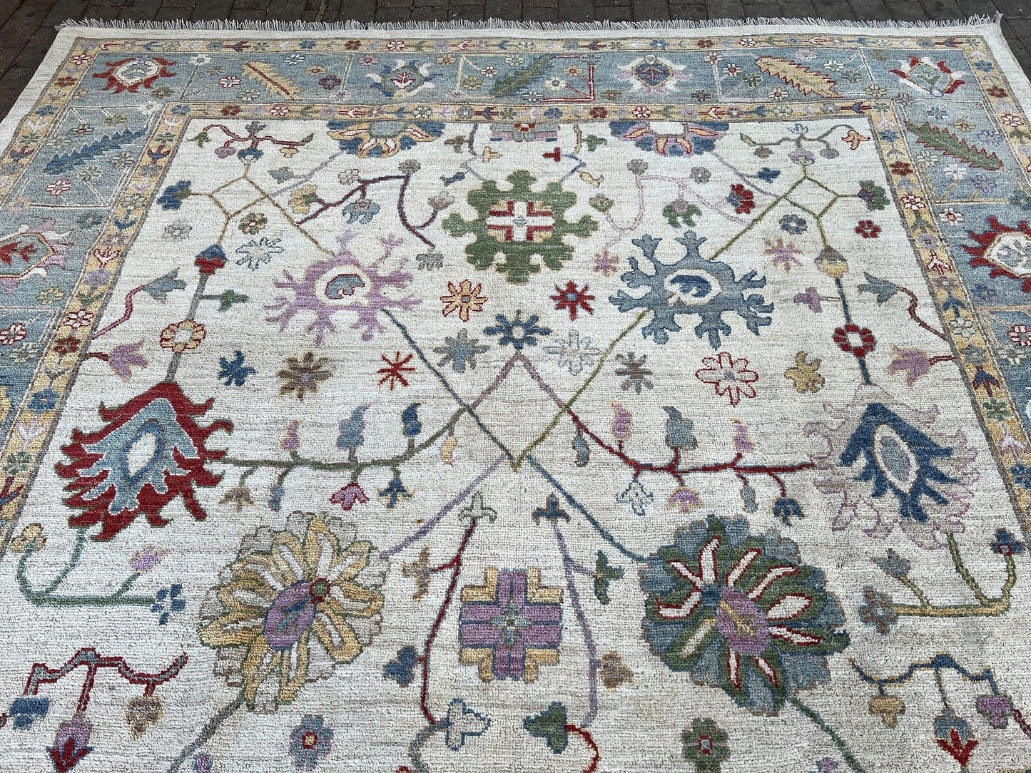 Oriental Stunning Hand knotted Rug.