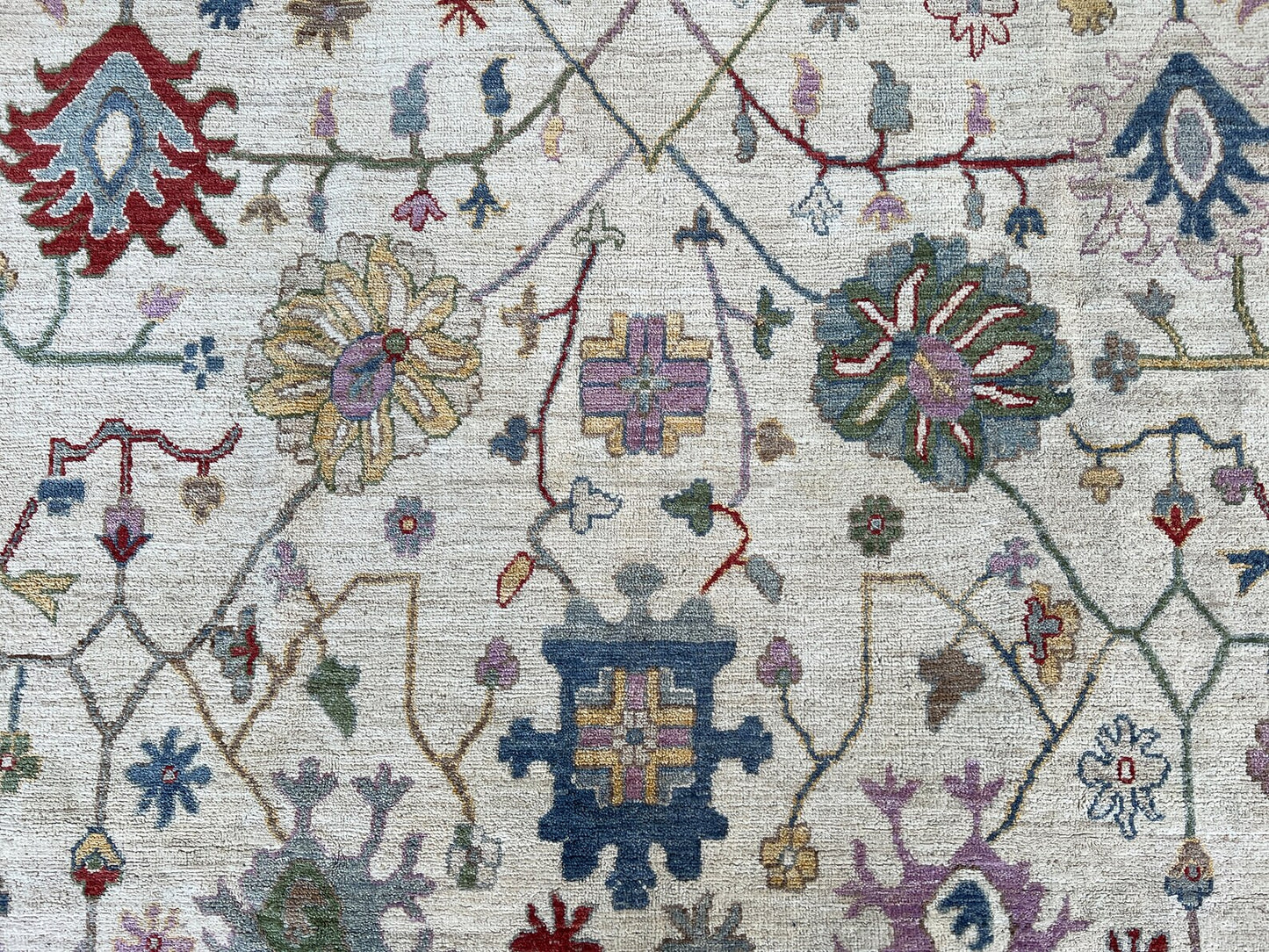 Oriental Stunning Hand knotted Rug.