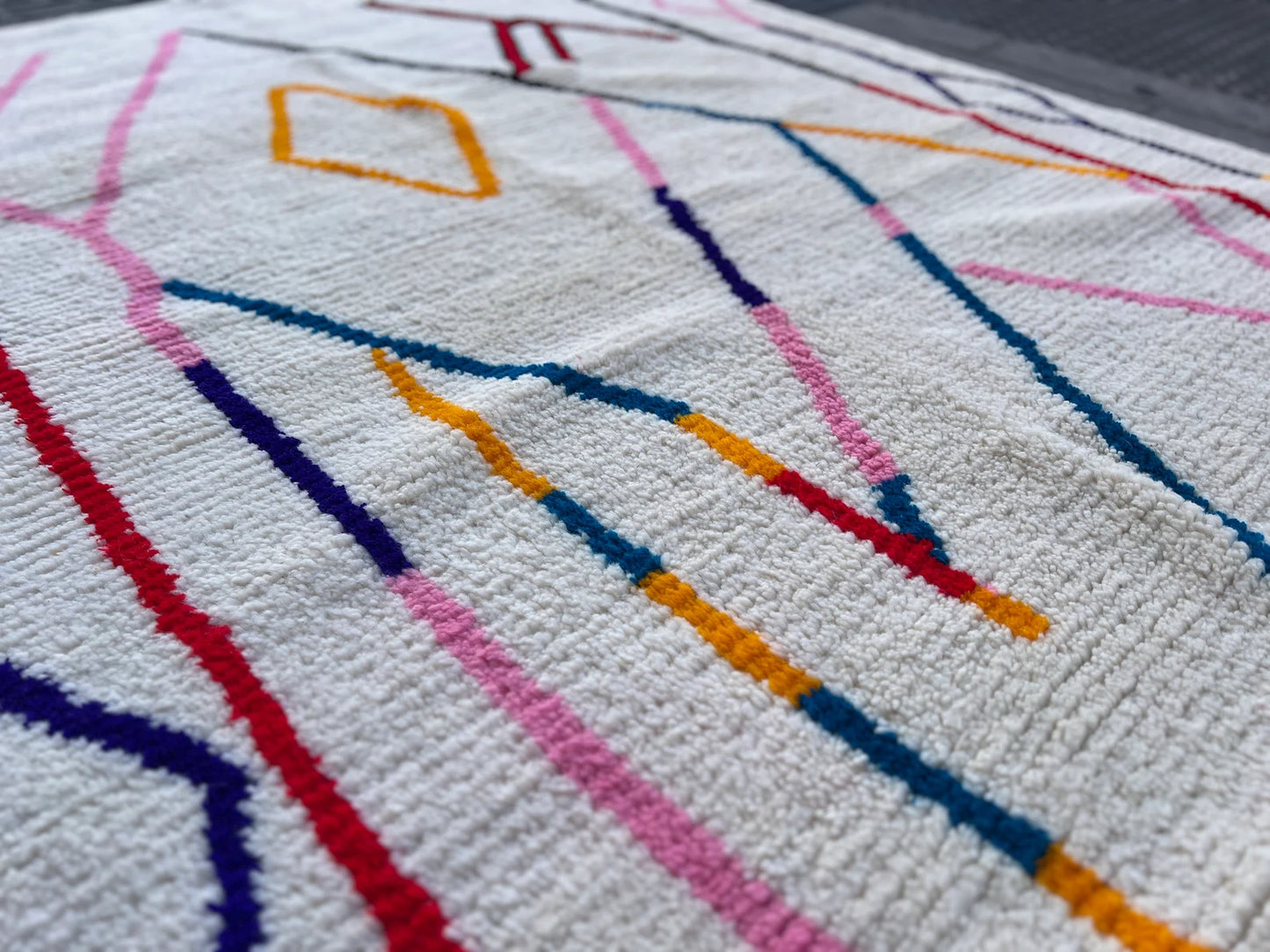Contemporary Moroccan berber rug