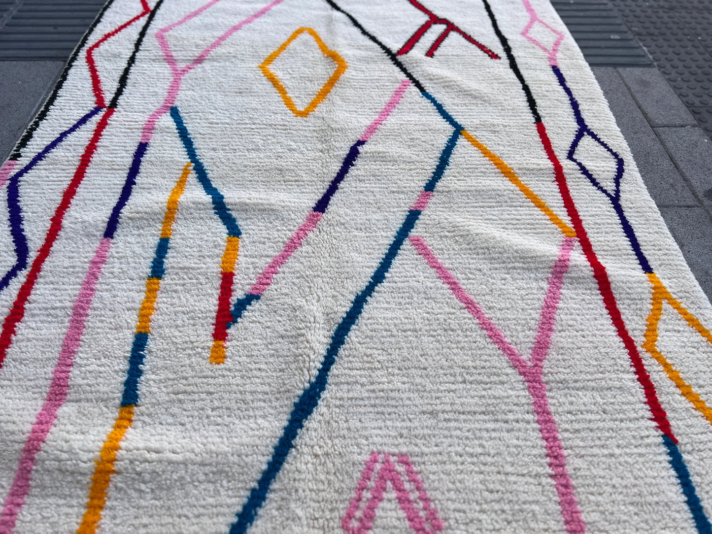 Contemporary Moroccan berber rug