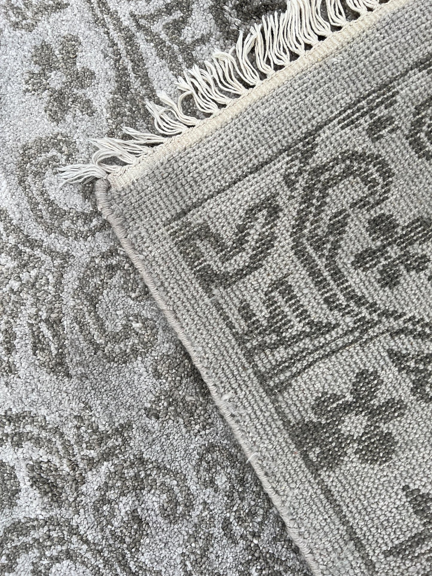 Silk Contemporary Rug.