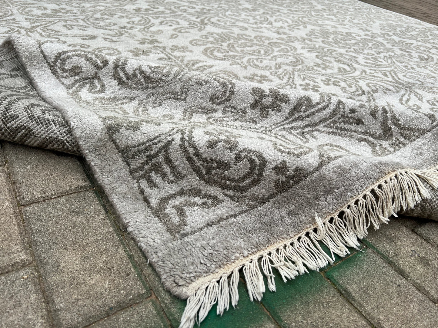 Silk Contemporary Rug.